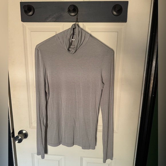 Uniqlo Heattech Thin Turtleneck - Picture 1 of 3